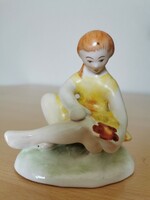 Bodrogkeresztúri porcelán figura, sárga ruhás kislány virággal, magassága 11 cm