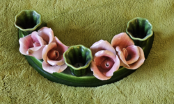 Rózsákkal díszített félköríves, három gyertyás porcelán gyertyatartó