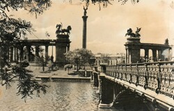 BP - 106 Budapesti séta,  Városligeti tó a híddal és az emlékművel