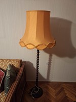 Koloniál stílusú állólámpa arany színű ernyővel