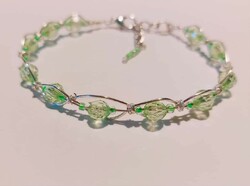 Zöld színű csiszolt gyöngy és ékszerdrót felhasználásával készült női karkötő