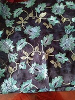 Sötétkék muszlin alapon selyem fonállal hímzett kendő / vállkendő  cca 100x100 cm