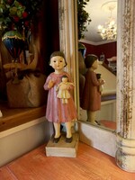 Új! Kedves kislány dekorációs figura babával a kezében  28 cm