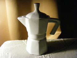 Porcelain coffee pourer in the shape of an Italian 