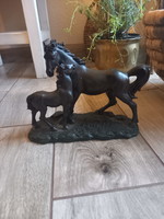 Szép régi műgyanta lovas szobor (23x16,5x9 cm)