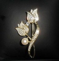 Beautiful, gold-colored tulip brooch decorated with rhinestones and pearls. More beautiful than in the pictures!