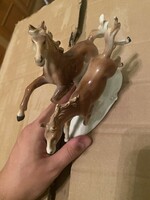 Német porcelán vágtató lovak