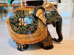 Kézi festésű elefántszobor Indiából