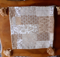 Beautiful tufted decorative pillow. 46X46 cm