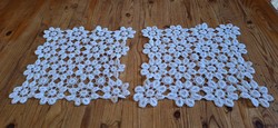2 Pieces of crocheted floral lace tablecloth, porcelain, under decorative object, 31 x 31 cm.
