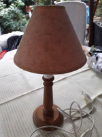 Asztali lámpa fa aljzattal ernyővel 35x18 cm.