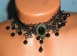 Gótikus stílusú nyakék fekete csipkéből ,medállal , üvegcseppel, gyöngyökkel díszítve. Állítható.