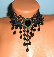 Gótikus stílusú nyakék fekete csipkéből ,antik hatású medállal ,üvegcseppel, gyöngyökkel .Állítható.