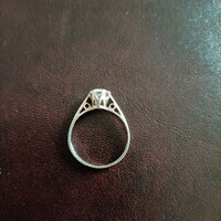 Ezüst gyűrű csillogó kővel