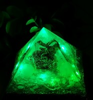 Derülátás, félelem,depresszió ellen, védi a szívetSungit-Orgonit szerencse piramis- ledes lámpa-bron