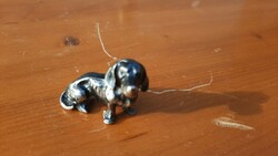 Miniatűr ezüstözött tacskó kutya figura szobrocska