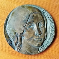 Zsuzsa Kossuth plaque for excellent health work