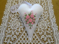 Hófehér hímzett virágos gyapjú filc szív, dekoráció.