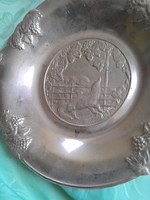 Tray with a diameter of 24 cm is beautiful