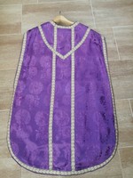 Hibátlan, viola színű régi miseruha, selyem brokát. Papi, liturgikus öltözet, fémszálas rojttal