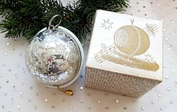 Karácsonyfa dísz zenélő gömb dobozában 8cm Csendes Éj