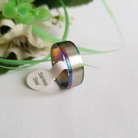 ÚJ, szivárvány színű, süllyesztett ezüst szélű gyűrű – USA 10 / EU 62 / Ø20mm