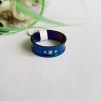 ÚJ, kék színű, csillag mintás, homorított gyűrű – USA 10 / EU 62 / Ø20mm