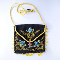 Embroidered theater bag with flower pattern