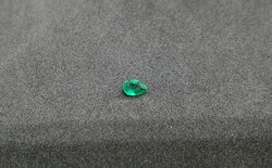 Brazilian emerald drop cut ii 0.18 Carat. With certification.