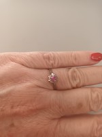 Eladó régi ezüst kézműves gyűrű, apró rubin kaboson kővel!