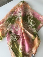 Gyönyörű selyemkendő batikolt virág mintával, 110 x 100 cm