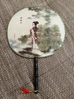 Artificial silk fan depicting a Japanese woman with a diameter of 22 cm, in beautiful condition!