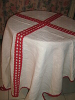 Csodaszép antik fehér piros horgolt csipkével díszített szőttes terítő