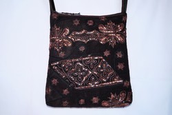 Hand-embroidered medium-sized zip-up women's shoulder bag made of black, bronze floral Indian sari