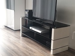 TV állvány fehér magasfényű fekete üvegpolcokkal