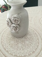 Retro mázas kerámia váza, rózsa dombormintával