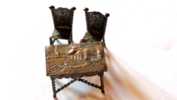 Régi, mini fém asztal és két mini fém szék, babaház dekoráció  615.