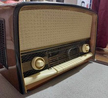Lark radio for sale turns on and lights up