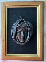 Iparművészeti bőr falikép, plasztikus fej fa keretben