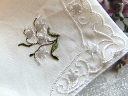 Gyöngyvirág hímzett textil zsebkendő