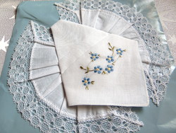 Csipke szélű és nefelejcs hímzett textil zsebkendő