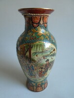 Kézzel festett kínai váza. Magassága:  21  cm.