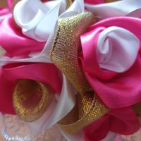 ESKÜVŐ MCS22 - Menyasszonyi csokor szatén rózsákból arany szirmokkal