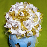 ESKÜVŐ MCS14 -  Menyasszonyi csokor hófehér szatén rózsákból arany szirmokkal