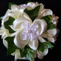 ESKÜVŐ MCS12 - 17x21cm-es Menyasszonyi csokor krém és gyöngyös fehér virágokból