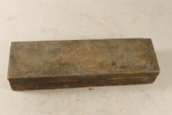 Antique razor holder with razors and tin 572