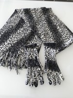 Pia Rossini scarf and gloves with white and black pattern