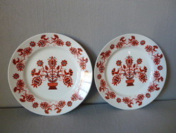 2 plates that can be hung on the raven house wall