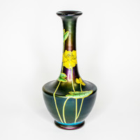 Ferdinand von Poschinger, irizáló lila üveg váza, zománc díszítéssel
