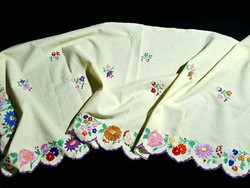 Upper part of drapery embroidered with Kalocsa pattern 108 x 44 cm